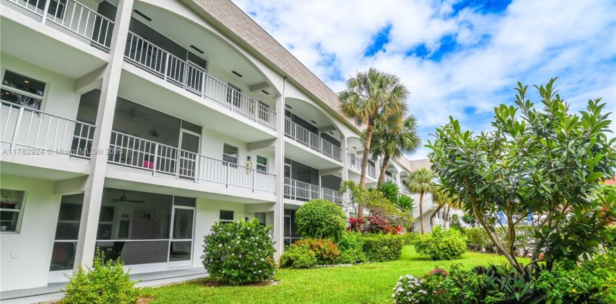 Condominio en Hallandale Beach, Florida, 2 dormitorios № 1861175