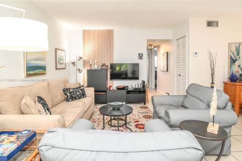 Condominio en venta en Hallandale Beach, Florida, 2 dormitorios, 111.48 m2 № 1861175 - foto 14