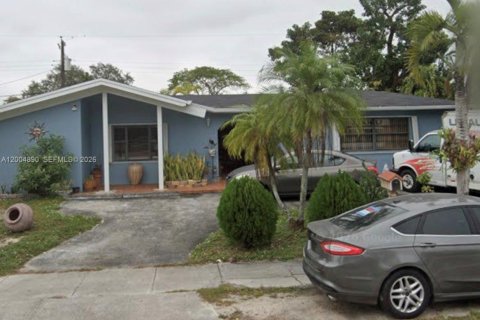 House in Miami, Florida 5 bedrooms, 238.39 sq.m. № 2170565