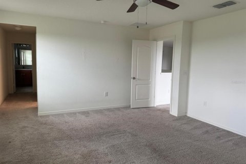House in Winter Haven, Florida 4 bedrooms, 280.19 sq.m. № 2215466 - photo 9