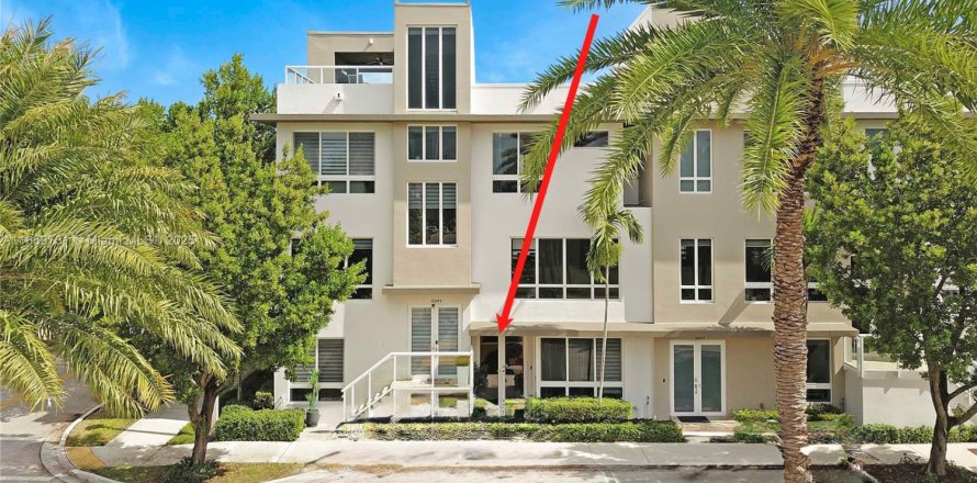 Adosado en LANDMARK en Doral, Florida 4 dormitorios, 226.4 m2 № 1921702