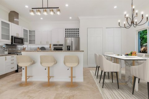 House in Dania Beach, Florida 4 bedrooms, 286.51 sq.m. № 1976257 - photo 10