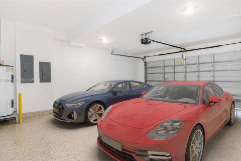 House in Dania Beach, Florida 4 bedrooms, 286.51 sq.m. № 1976257 - photo 24