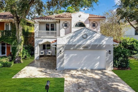 House in Dania Beach, Florida 4 bedrooms, 286.51 sq.m. № 1976257 - photo 1