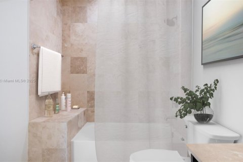 House in Dania Beach, Florida 4 bedrooms, 286.51 sq.m. № 1976257 - photo 21