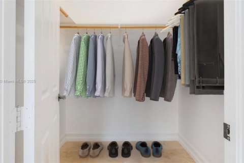 House in Dania Beach, Florida 4 bedrooms, 286.51 sq.m. № 1976257 - photo 22