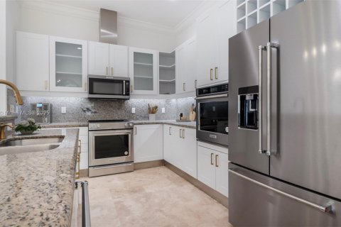 House in Dania Beach, Florida 4 bedrooms, 286.51 sq.m. № 1976257 - photo 9