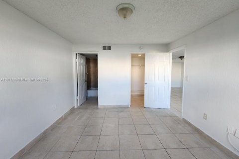 Condominio en venta en Hialeah, Florida, 3 dormitorios, 100.43 m2 № 1802684 - foto 11