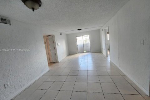 Condominio en venta en Hialeah, Florida, 3 dormitorios, 100.43 m2 № 1802684 - foto 4
