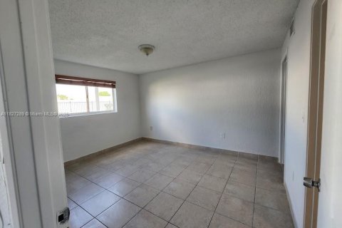 Condominio en venta en Hialeah, Florida, 3 dormitorios, 100.43 m2 № 1802684 - foto 12