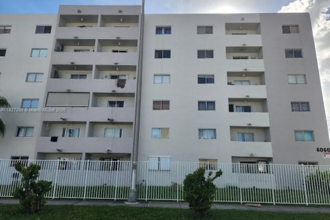 Condominio en venta en Hialeah, Florida, 3 dormitorios, 100.43 m2 № 1802684 - foto 1