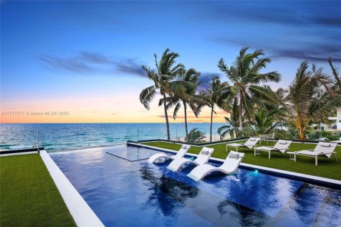 House in Fort Lauderdale, Florida 5 bedrooms, 955.87 sq.m. № 1726256 - photo 15
