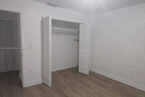 Apartamento en alquiler en Hialeah, Florida, 2 dormitorios № 1849201 - foto 4
