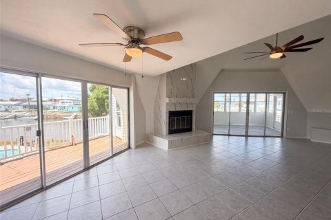 Casa en venta en Hernando Beach, Florida, 5 dormitorios, 280.75 m2 № 2310211 - foto 3