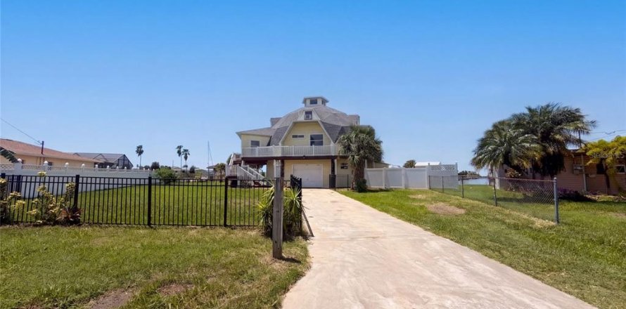Casa en Hernando Beach, Florida 5 dormitorios, 280.75 m2 № 2310211