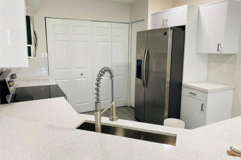 Townhouse in Miramar, Florida 3 bedrooms, 143.72 sq.m. № 1893480 - photo 7