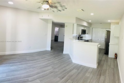 Townhouse in Miramar, Florida 3 bedrooms, 143.72 sq.m. № 1893480 - photo 3