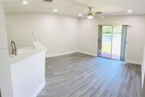 Townhouse in Miramar, Florida 3 bedrooms, 143.72 sq.m. № 1893480 - photo 4