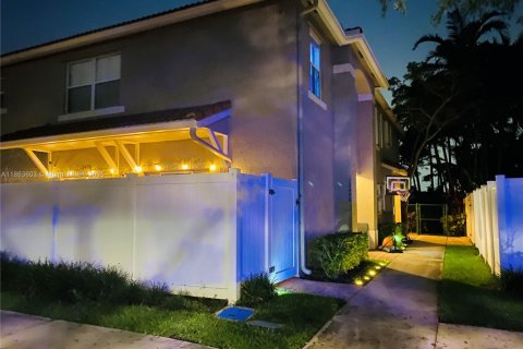 Townhouse in Miramar, Florida 3 bedrooms, 143.72 sq.m. № 1893480 - photo 1