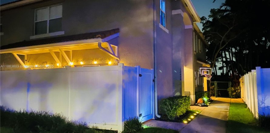 Townhouse in Miramar, Florida 3 bedrooms, 143.72 sq.m. № 1893480