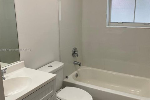 Townhouse in Miramar, Florida 3 bedrooms, 143.72 sq.m. № 1893480 - photo 10