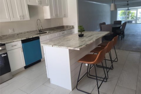 Casa en alquiler en Saint Petersburg, Florida, 2 dormitorios, 130.06 m2 № 1918979 - foto 11