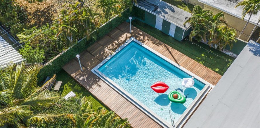 House in Miami, Florida 4 bedrooms, 197.88 sq.m. № 1890830