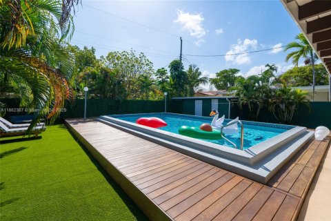 House in Miami, Florida 4 bedrooms, 197.88 sq.m. № 1890830 - photo 24