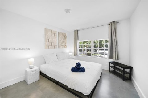 House in Miami, Florida 4 bedrooms, 197.88 sq.m. № 1890830 - photo 18