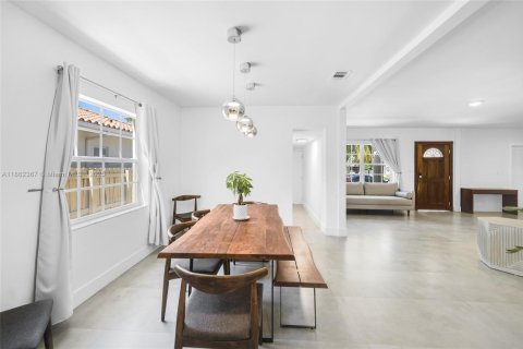 House in Miami, Florida 4 bedrooms, 197.88 sq.m. № 1890830 - photo 14