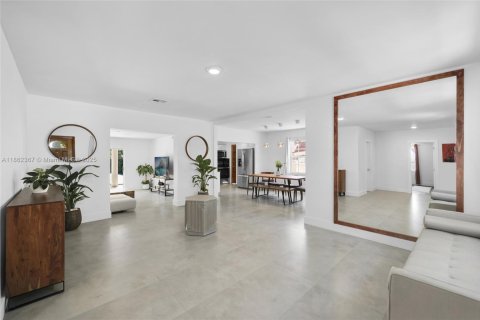 House in Miami, Florida 4 bedrooms, 197.88 sq.m. № 1890830 - photo 3