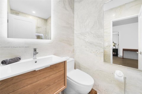 House in Miami, Florida 4 bedrooms, 197.88 sq.m. № 1890830 - photo 16