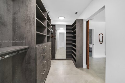 House in Miami, Florida 4 bedrooms, 197.88 sq.m. № 1890830 - photo 12