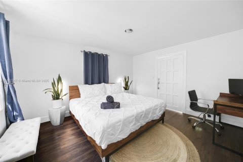 House in Miami, Florida 4 bedrooms, 197.88 sq.m. № 1890830 - photo 15