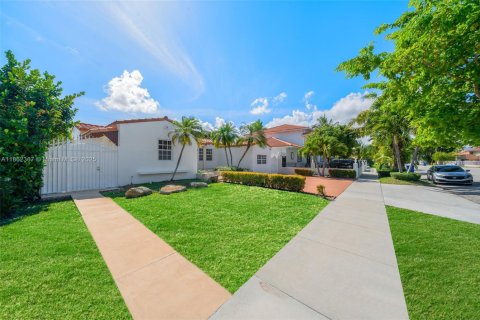 House in Miami, Florida 4 bedrooms, 197.88 sq.m. № 1890830 - photo 30