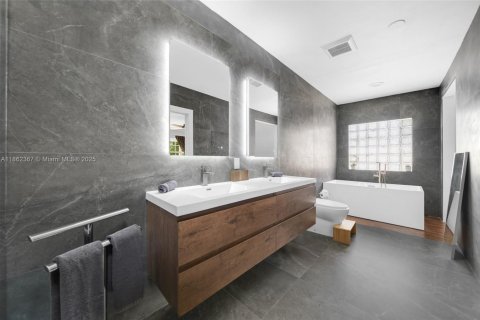 House in Miami, Florida 4 bedrooms, 197.88 sq.m. № 1890830 - photo 10