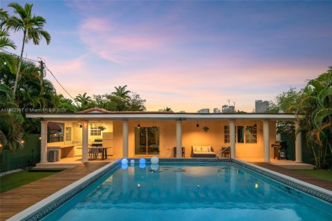 House in Miami, Florida 4 bedrooms, 197.88 sq.m. № 1890830 - photo 2