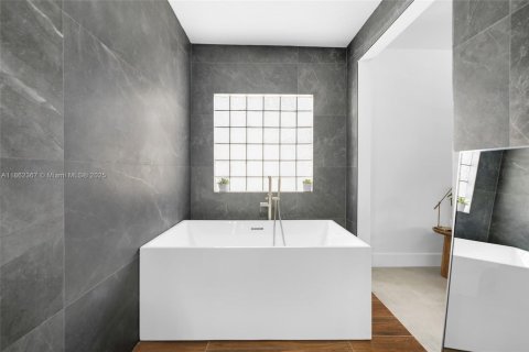 House in Miami, Florida 4 bedrooms, 197.88 sq.m. № 1890830 - photo 11