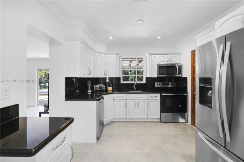 House in Miami, Florida 4 bedrooms, 197.88 sq.m. № 1890830 - photo 13