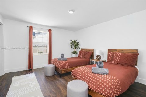 House in Miami, Florida 4 bedrooms, 197.88 sq.m. № 1890830 - photo 17