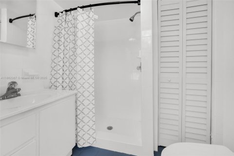 House in Miami, Florida 4 bedrooms, 197.88 sq.m. № 1890830 - photo 21