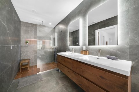 House in Miami, Florida 4 bedrooms, 197.88 sq.m. № 1890830 - photo 9