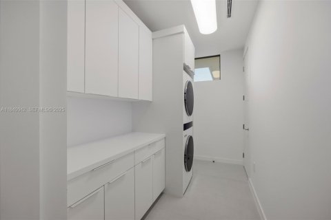 Casa en venta en Miami, Florida, 6 dormitorios № 1940331 - foto 24