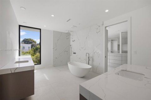 Casa en venta en Miami, Florida, 6 dormitorios № 1940331 - foto 21