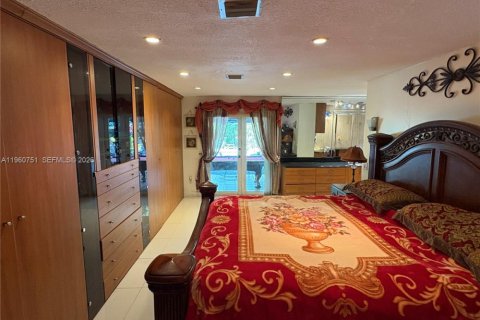 Casa en venta en Miami Springs, Florida, 4 dormitorios, 267.84 m2 № 2023518 - foto 13