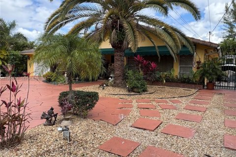 Casa en venta en Miami Springs, Florida, 4 dormitorios, 267.84 m2 № 2023518 - foto 3