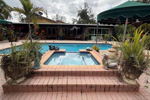 Casa en venta en Miami Springs, Florida, 4 dormitorios, 267.84 m2 № 2023518 - foto 24