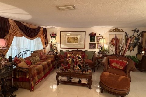 Casa en venta en Miami Springs, Florida, 4 dormitorios, 267.84 m2 № 2023518 - foto 5