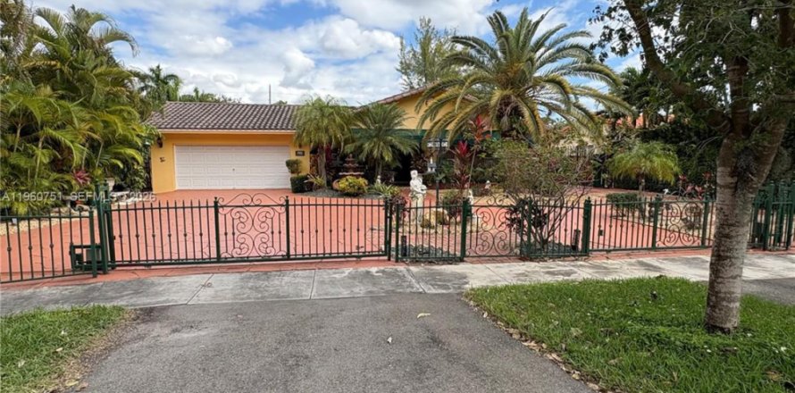 Casa en Miami Springs, Florida 4 dormitorios, 267.84 m2 № 2023518