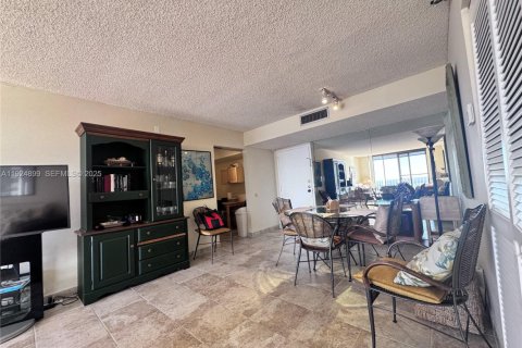 Снять в аренду кондоминиум в Санни-Айлс-Бич, Флорида 2 спальни, 93.65м2, № 1983679 - фото 7